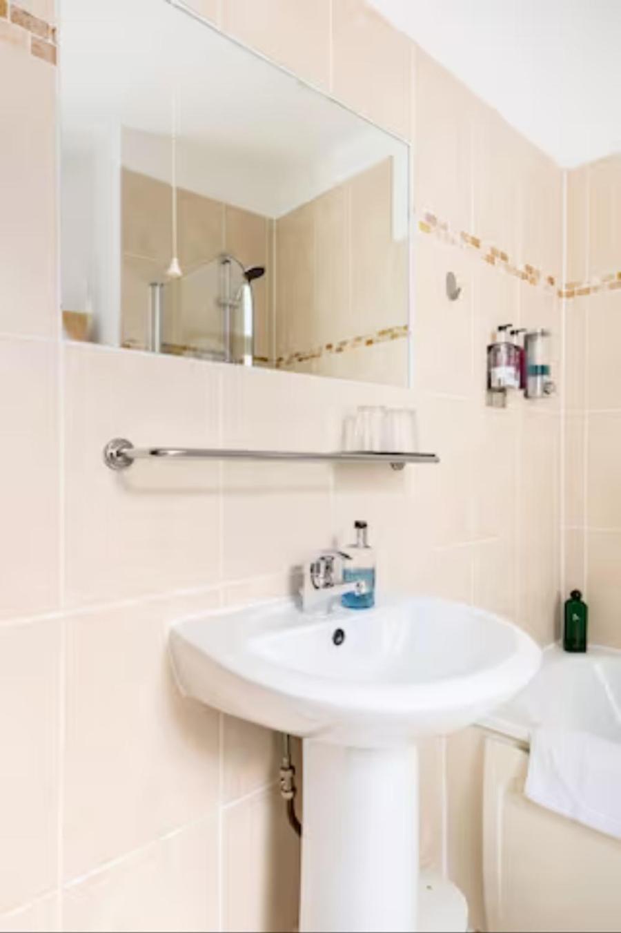 Room With Private Bath In Pontcanna Cardiff Exteriör bild